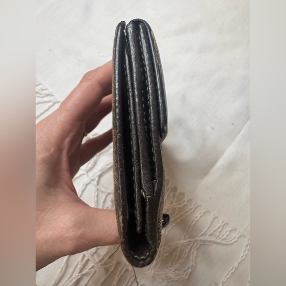 Gucci Monogram Wallet with Heart - Picture 12 of 17